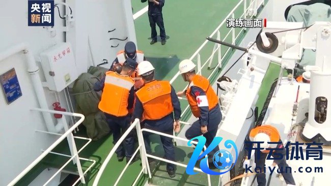 中国海警在我黄岩岛海域开展海上救生历练