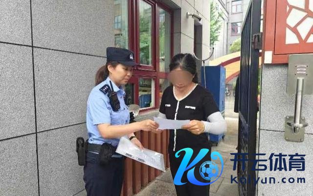 民警科场外为考生办理临时身份证