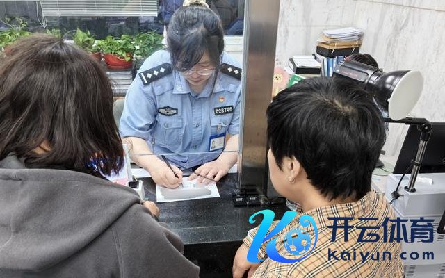 民警科场外为考生办理临时身份证 护航高考解燃眉之急